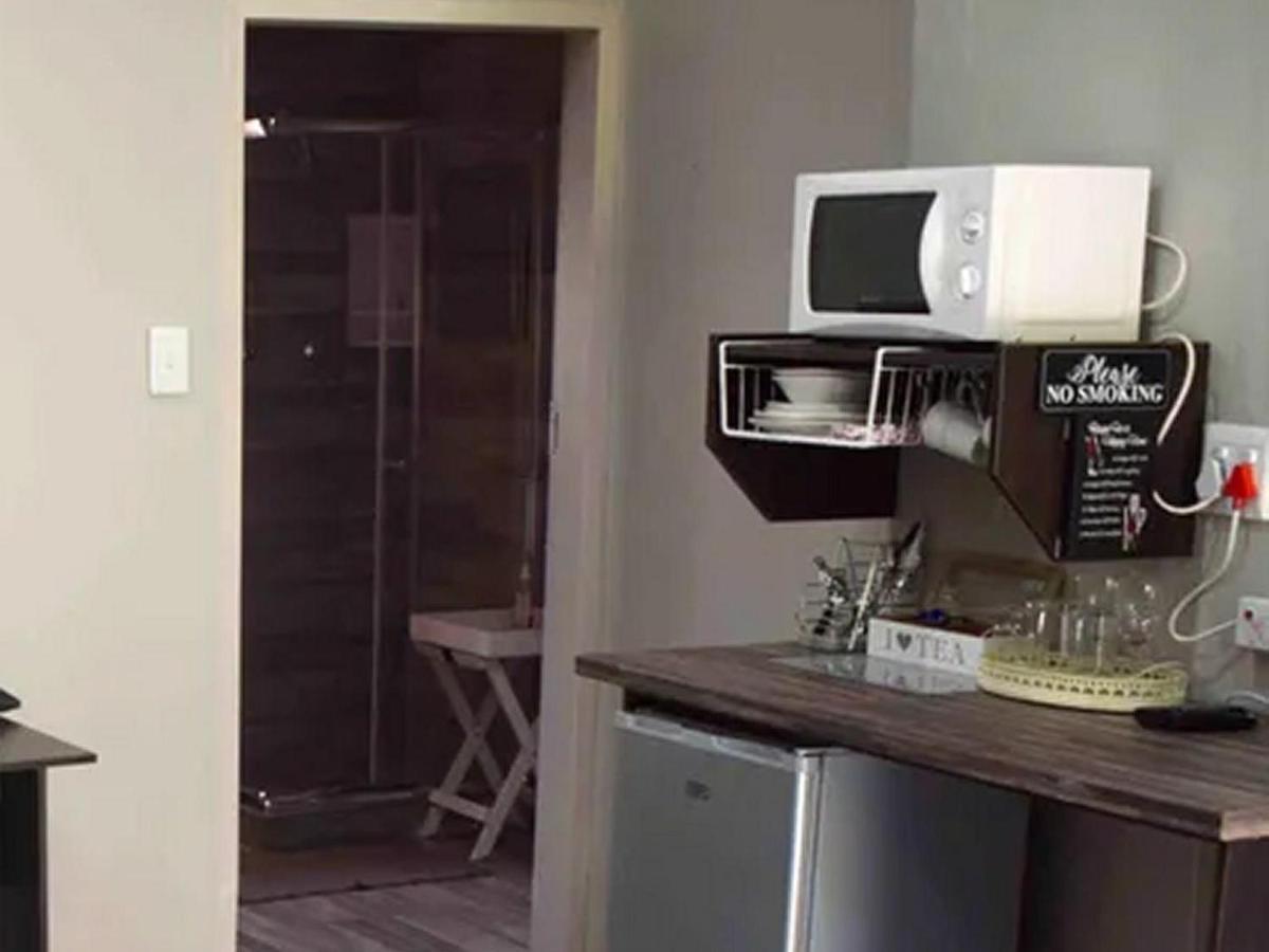 Gemstone Guest House Клерксдорп Екстериор снимка