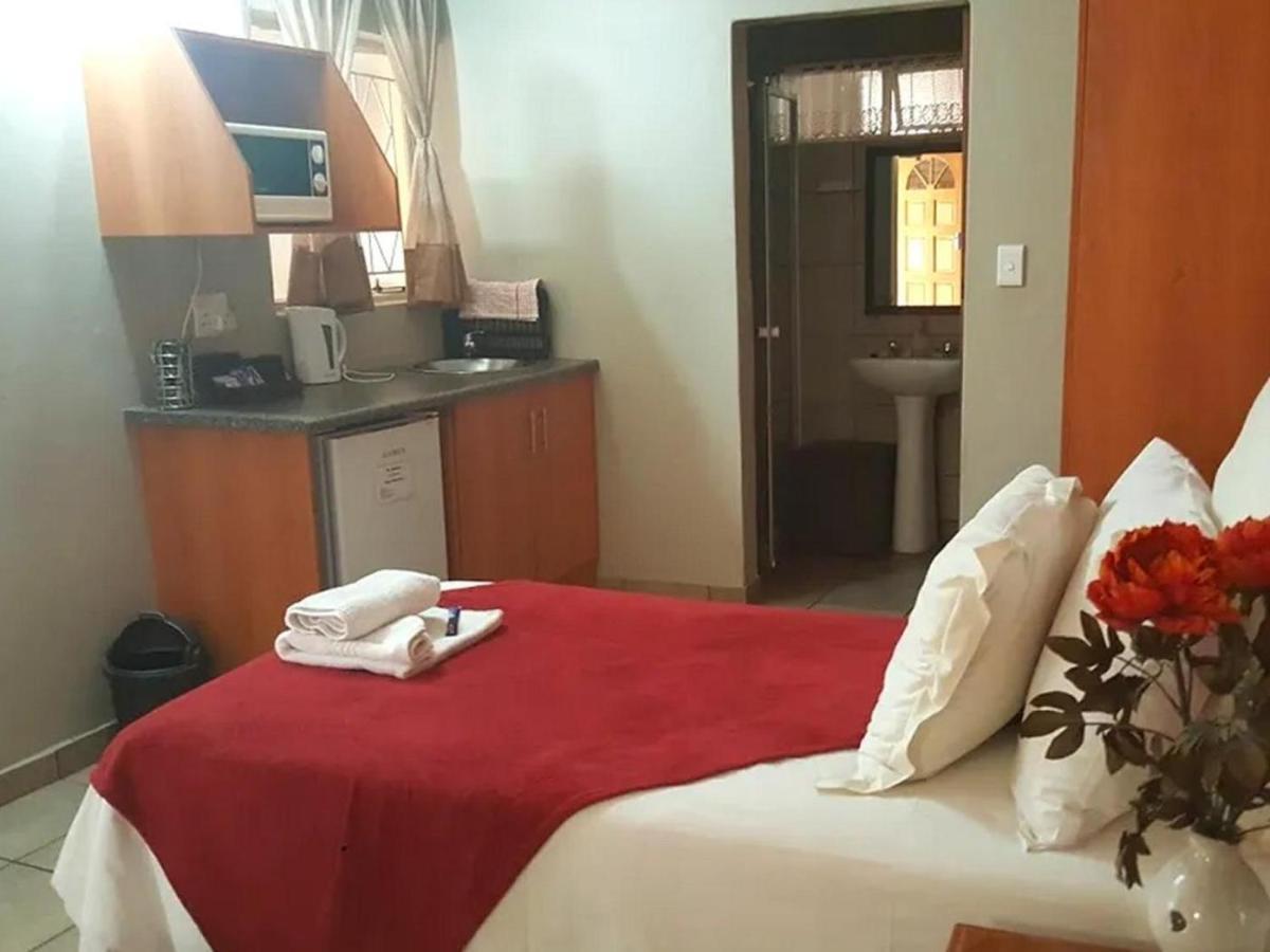 Gemstone Guest House Клерксдорп Екстериор снимка