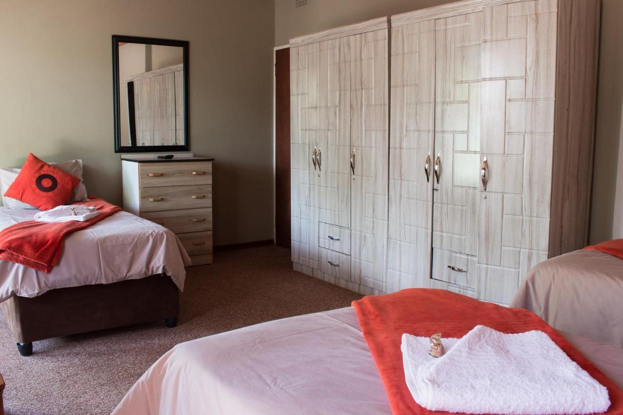 Gemstone Guest House Клерксдорп Екстериор снимка