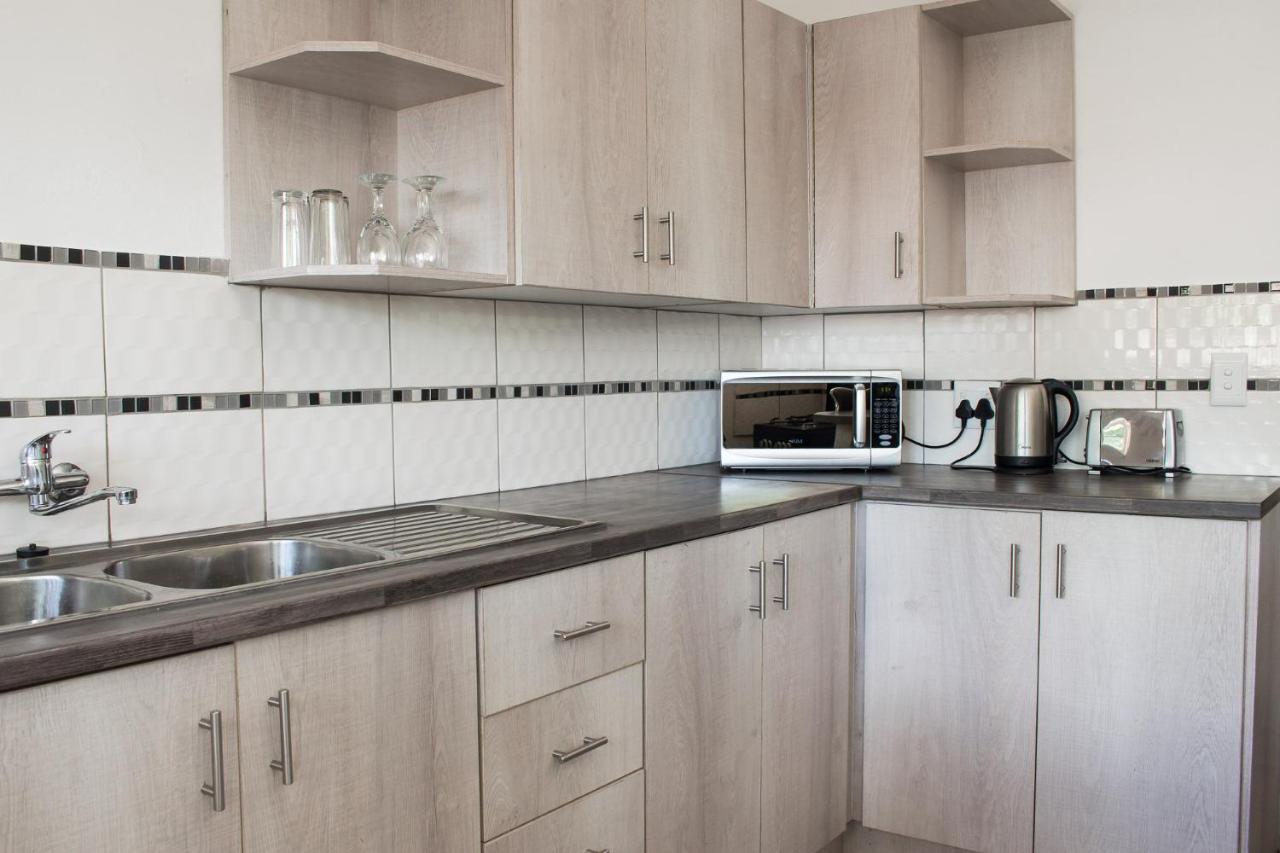 Gemstone Guest House Клерксдорп Екстериор снимка