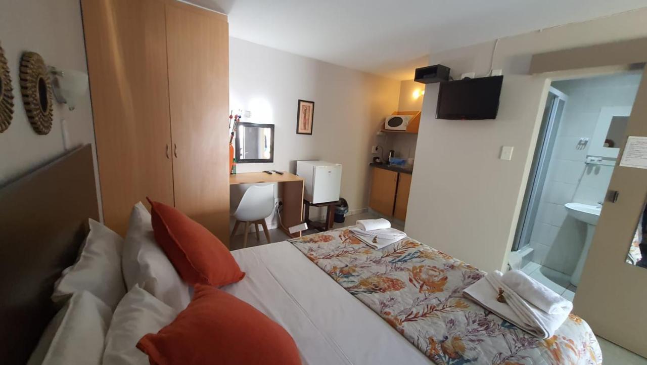 Gemstone Guest House Клерксдорп Екстериор снимка