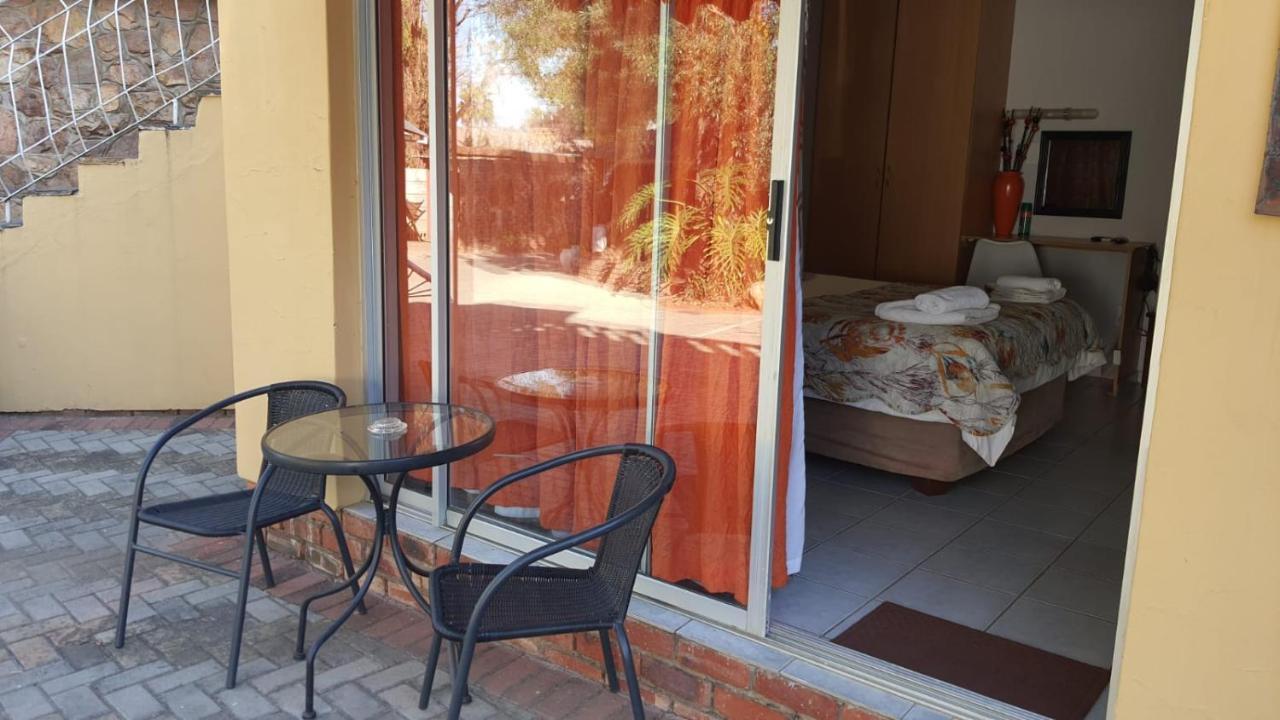 Gemstone Guest House Клерксдорп Екстериор снимка