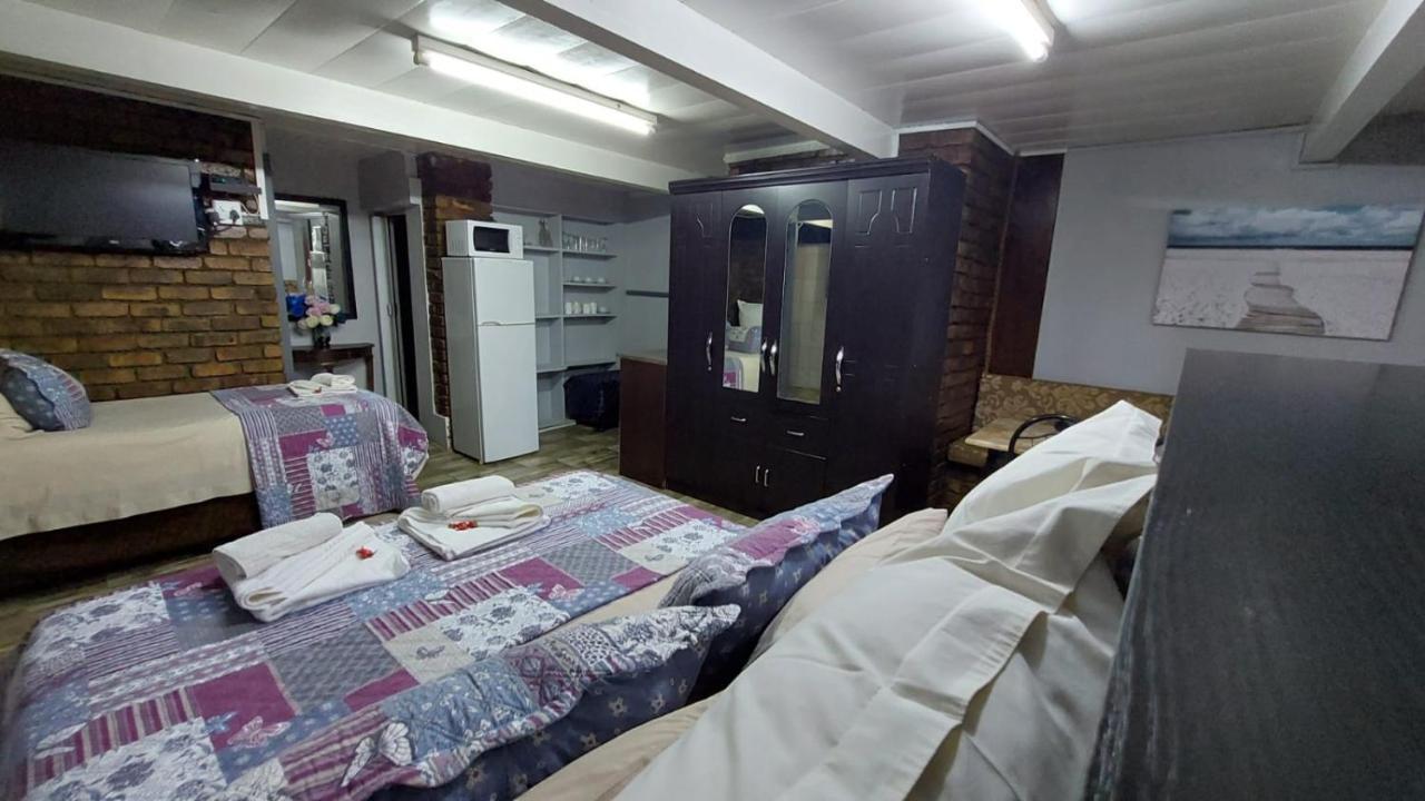 Gemstone Guest House Клерксдорп Екстериор снимка