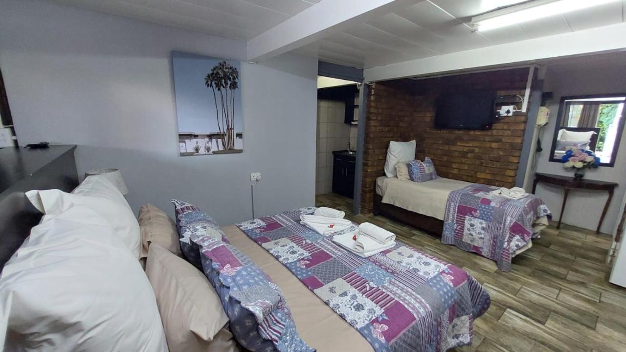 Gemstone Guest House Клерксдорп Екстериор снимка