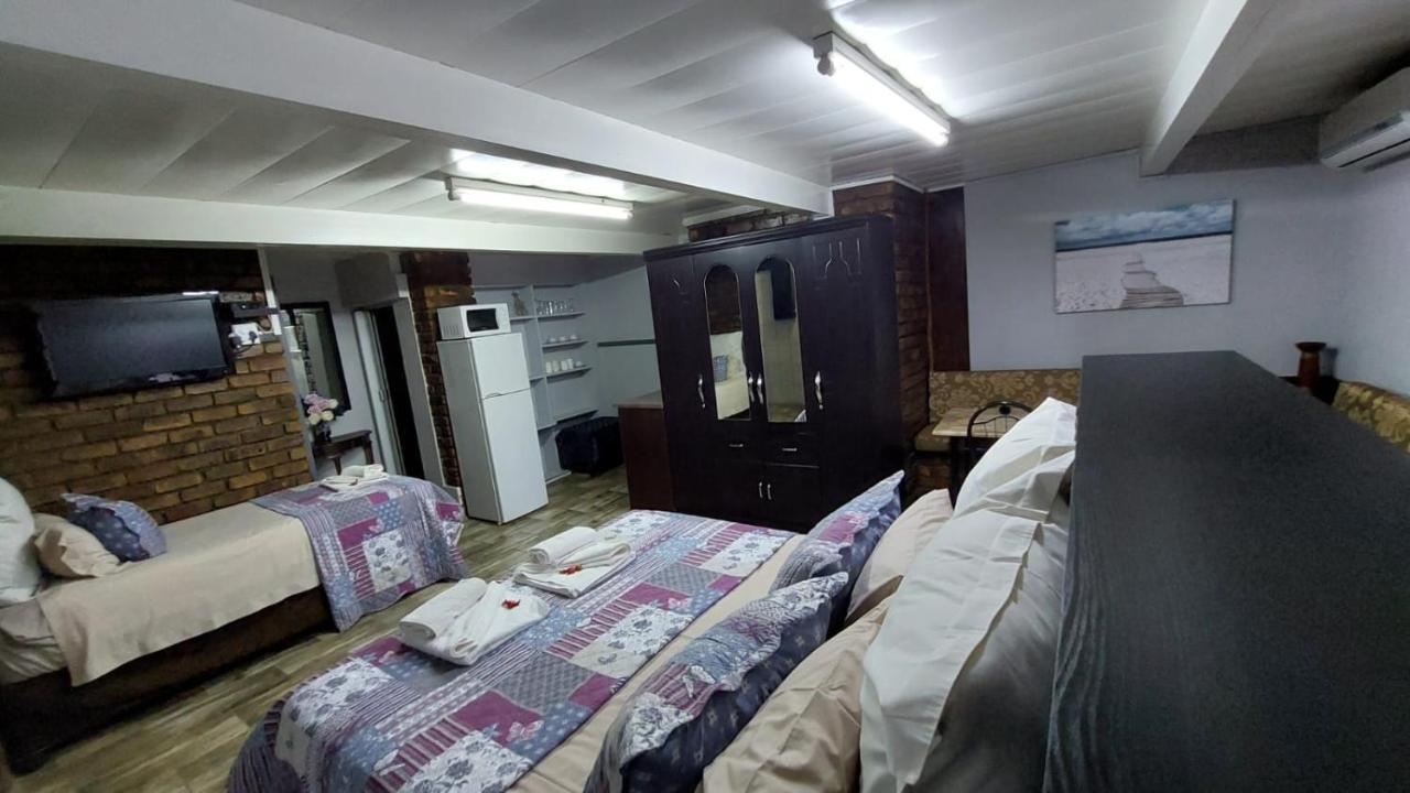 Gemstone Guest House Клерксдорп Екстериор снимка